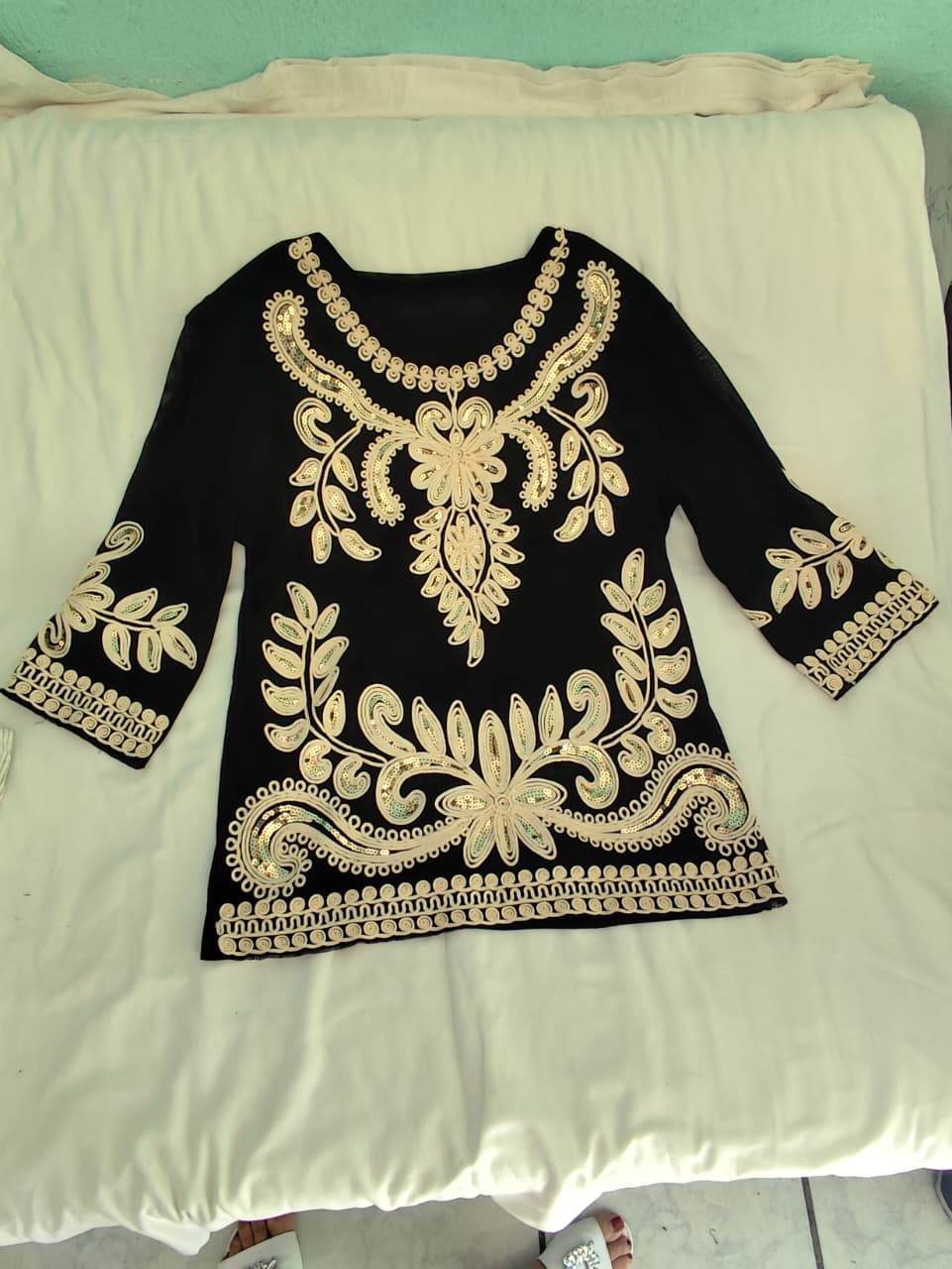 Blusa Bordada , detalles Dorados