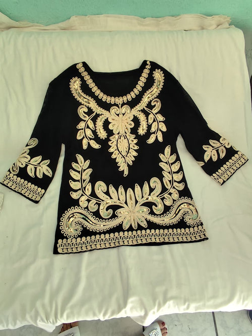 Blusa Bordada , detalles Dorados